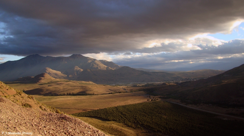 "Atardecer con tormenta en Esquel (Chubut)" de Francisco Jos Montaa