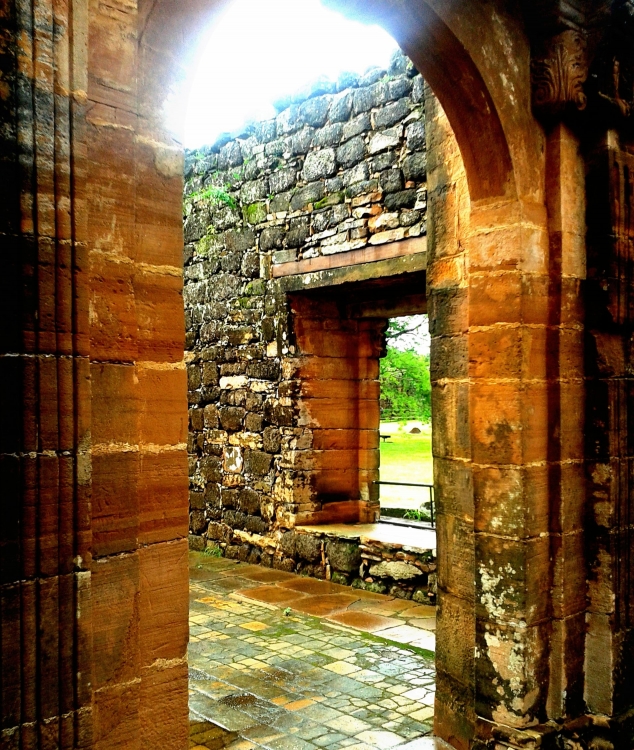 "Entrando a las ruinas.." de Hernn Astrada