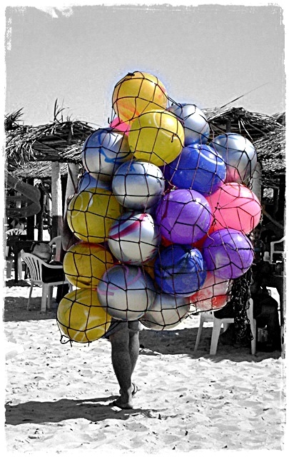 "vendedor de bolas" de Valeria Montrfano