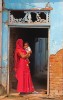 Mujer india con bebe en brazos.