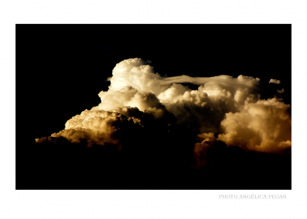 "NUBES DE TORMENTA.. I" de Anglica Pegas