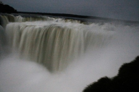 "noche en cataratas" de Gustavo Bugallo