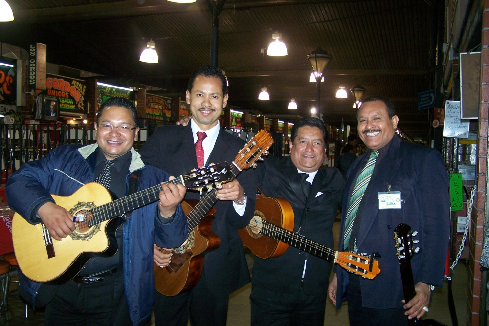 "`Mande! qu le tocamos?` Mariachis en Mexico DF.." de Jos Luis Mansur