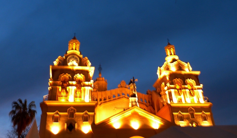 "Catedral en Dorado" de Lidia Noemi Olivera