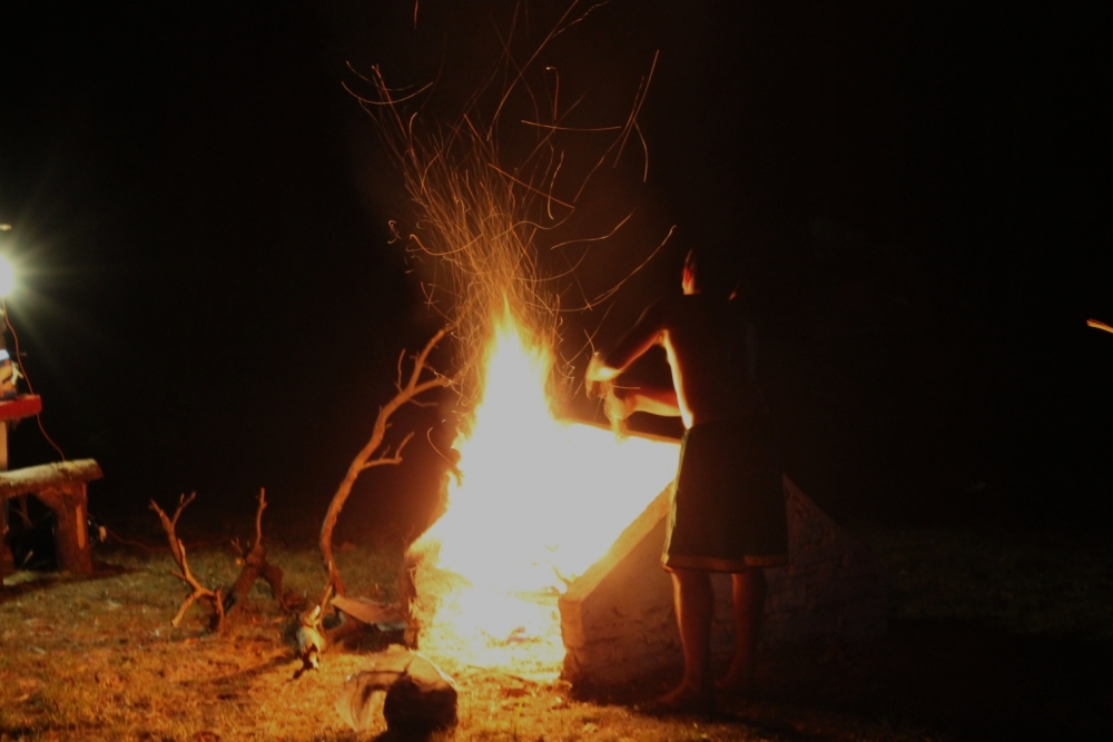 "hoguera de campamento" de Guillermo Covelli