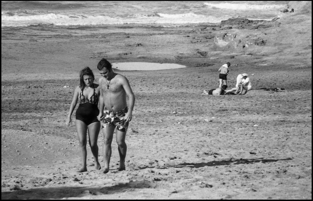 "Paseando por la playa" de Jorge Vicente Molinari