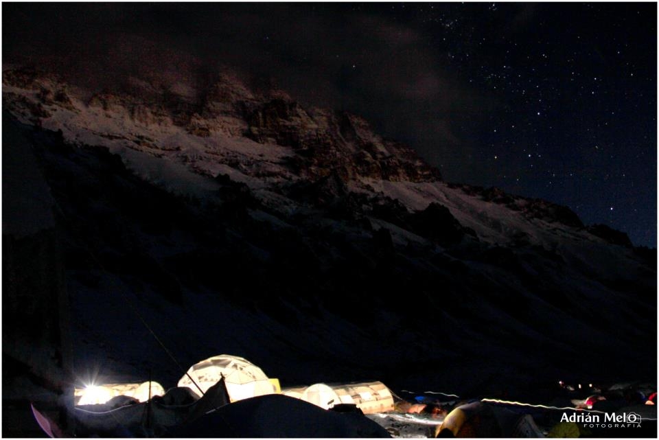 "ACONCAGUA - PLAZA DE MULAS NOCTURNA - 4350 msnm" de Adrian Melo