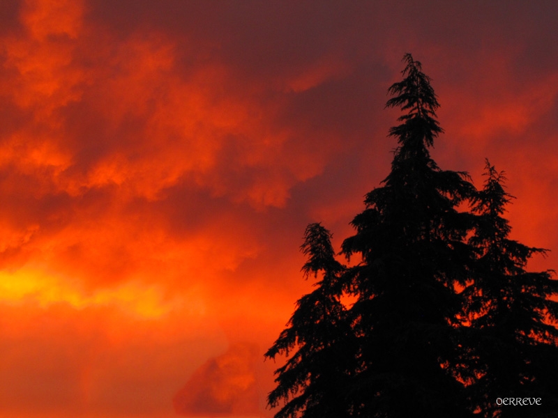 "Nubes igneas." de Oscar R Viviant