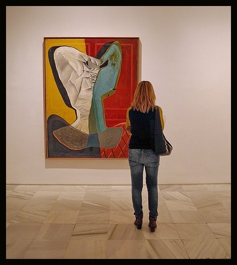 "Mujer mirando el `Arlequin` de Picasso" de Cristian de Los Rios