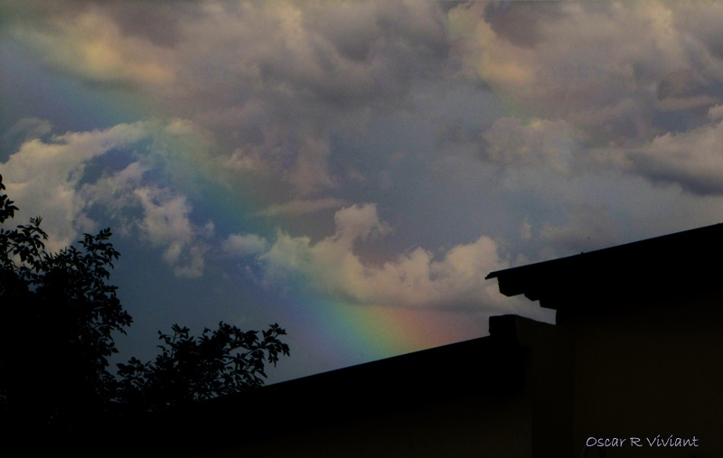 "Arco Iris tras la lluvia." de Oscar R Viviant