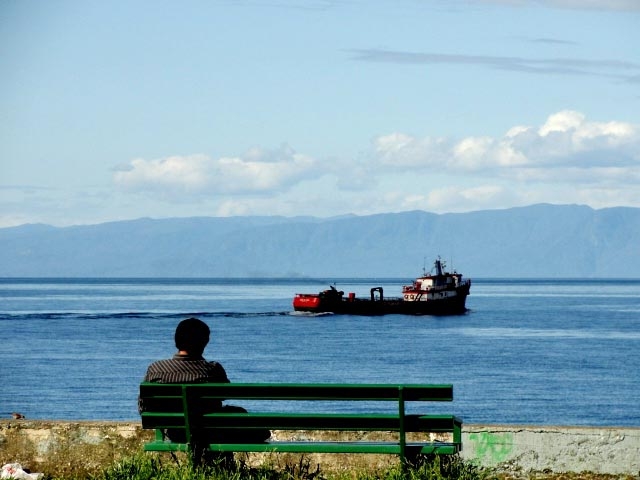 "Sentado frente al mar (puerto Mont)" de Ricardo Lagrange