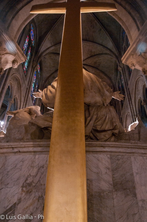 "A espaldas de Dios - Notre Dame" de Luis Gallia