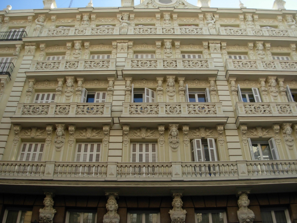 "cuantos balcones y ninguna flor!!!!!!" de Carlos Maximo Suarez