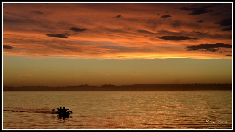 "Remando al atardecer" de Fabin Tomaz