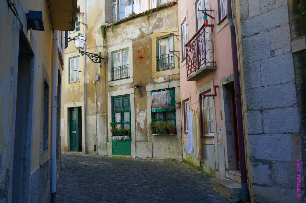 " Rua de Santa Cruz Do Castelo..." de Jos Pestana