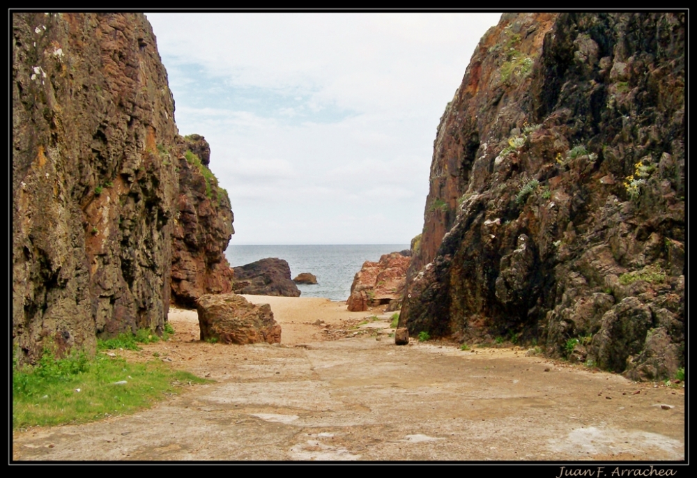 "entre rocas" de Juan Francisco Arrachea