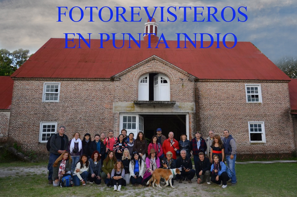 "Fotorevisteros en Punta Indio" de Hugo Carballo (oxido)