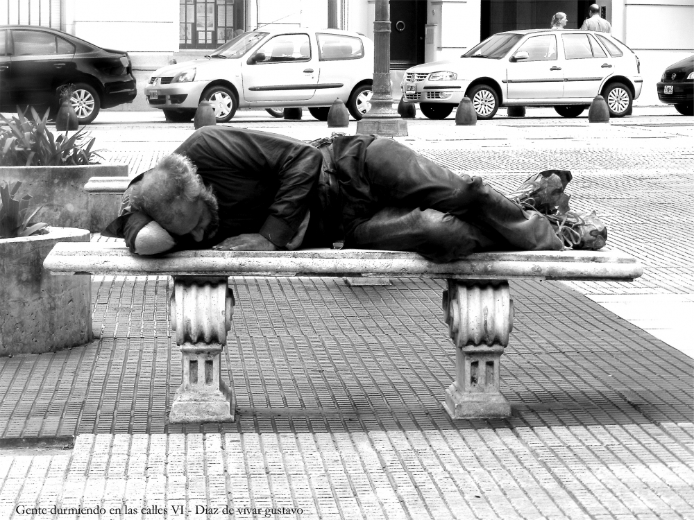 "gente durmiendo en las calles VI" de Gustavo Diaz de Vivar