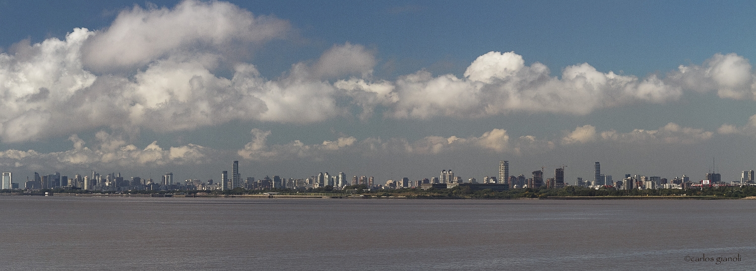 "La City vista desde la costa de Olivos" de Carlos Gianoli