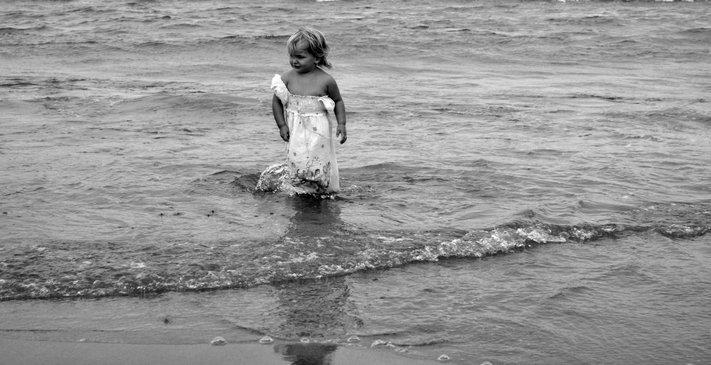 "ella y el mar II" de Veronica Delponti