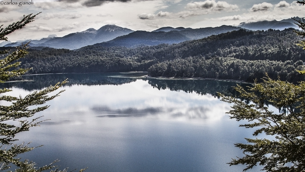 "Lago Espejo (Villa La Angostura)" de Carlos Gianoli