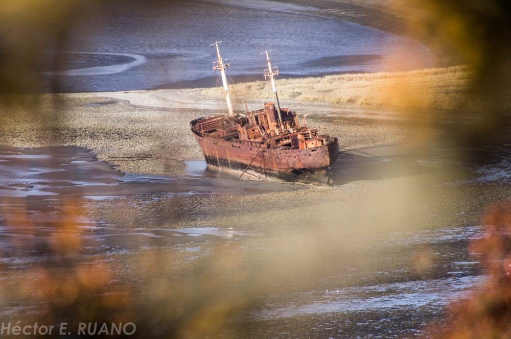 "barco varado" de Hctor Ernesto Ruano