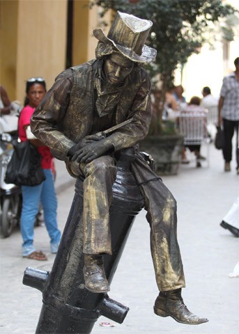 "Estatuas humanas" de Otmaro Rodrguez Daz