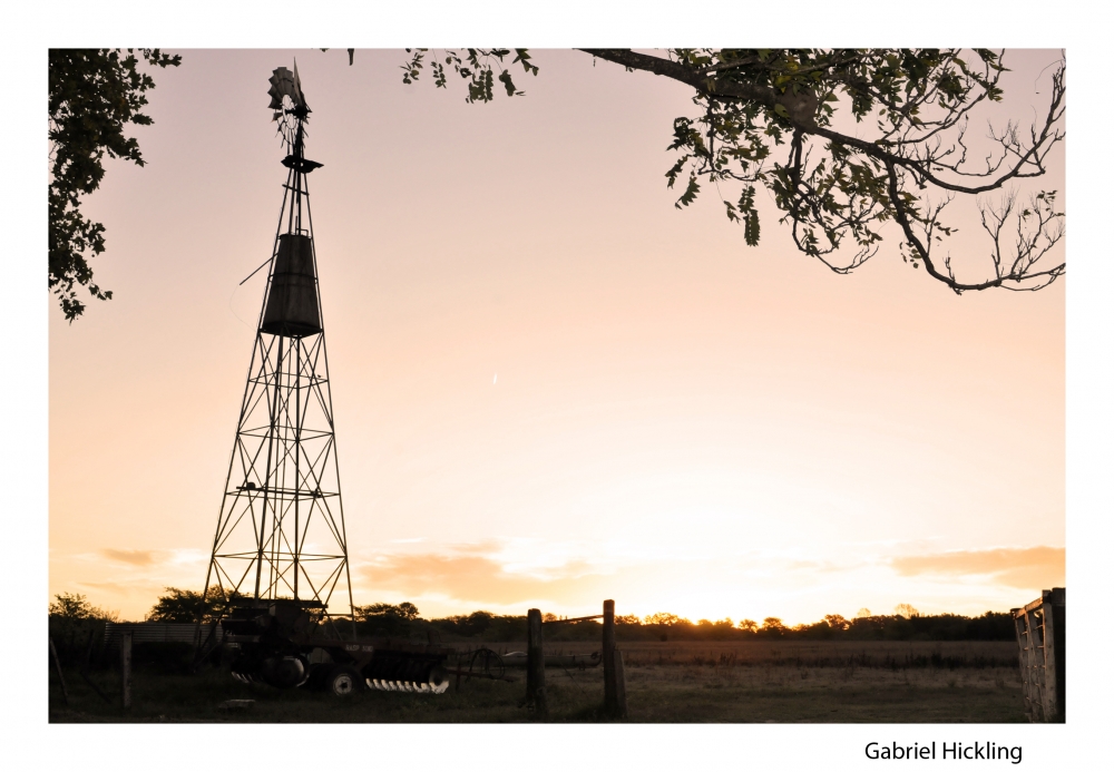 "Atardecer en Mercedes" de Gabriel Hickling