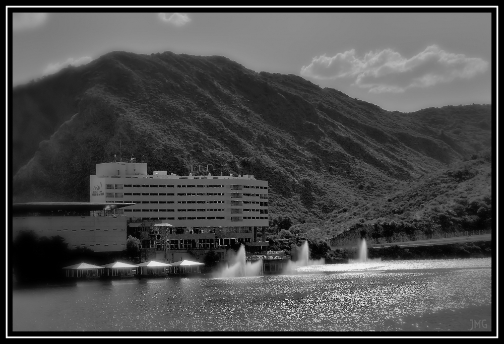 "Hotel y lago Potrero de los Funes" de Jorge Muoz Graf