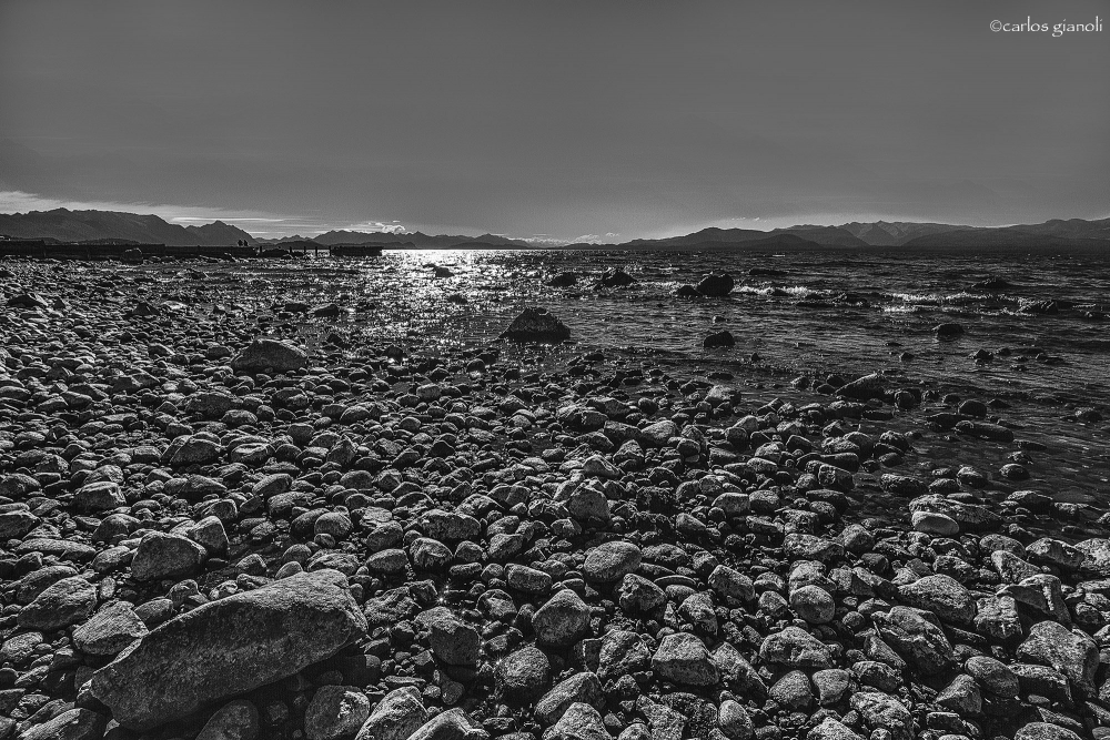 "Piedras, agua, montaas y cielo." de Carlos Gianoli