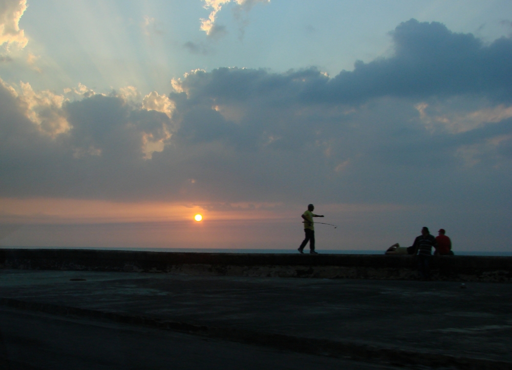 "Atardecer en el Malecon!" de Monica Rollan