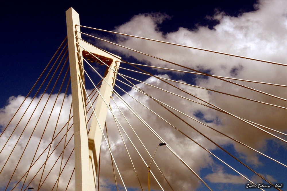 "Lo ms alto del puente (II)" de Emilio Echesuri