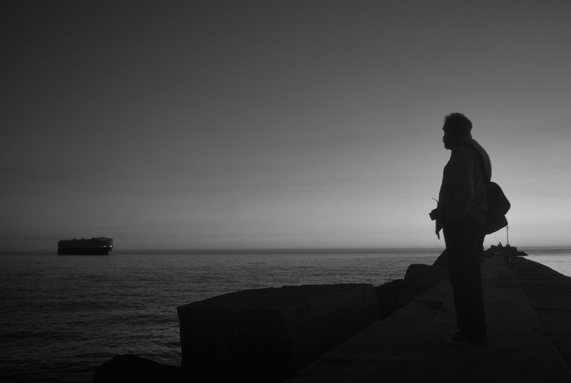 "Mirando la llegada del barco" de Carlos Olivares