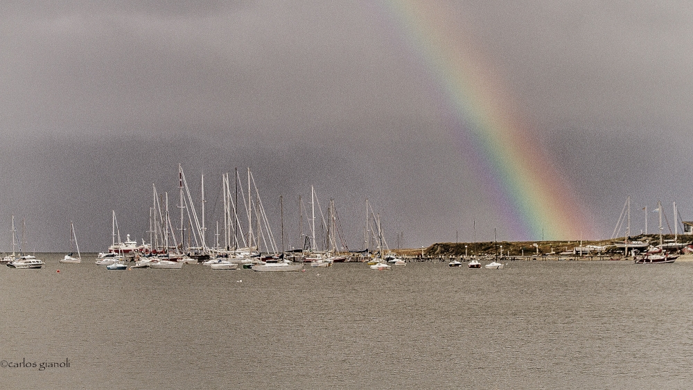 "Arco iris y barcos" de Carlos Gianoli