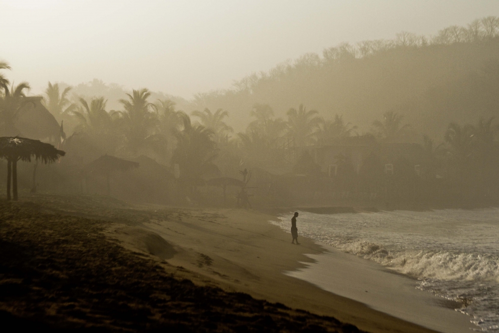 "zipolite en bruma" de Carlos Duran