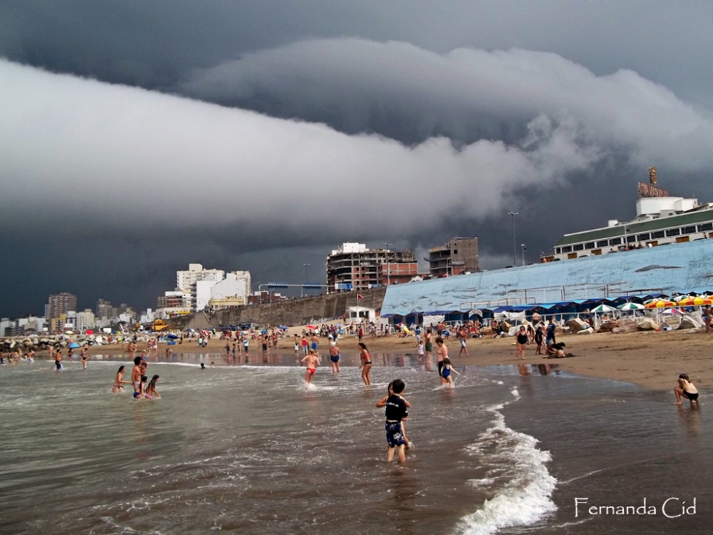 "Tormenta en la playa" de Fernanda Cid