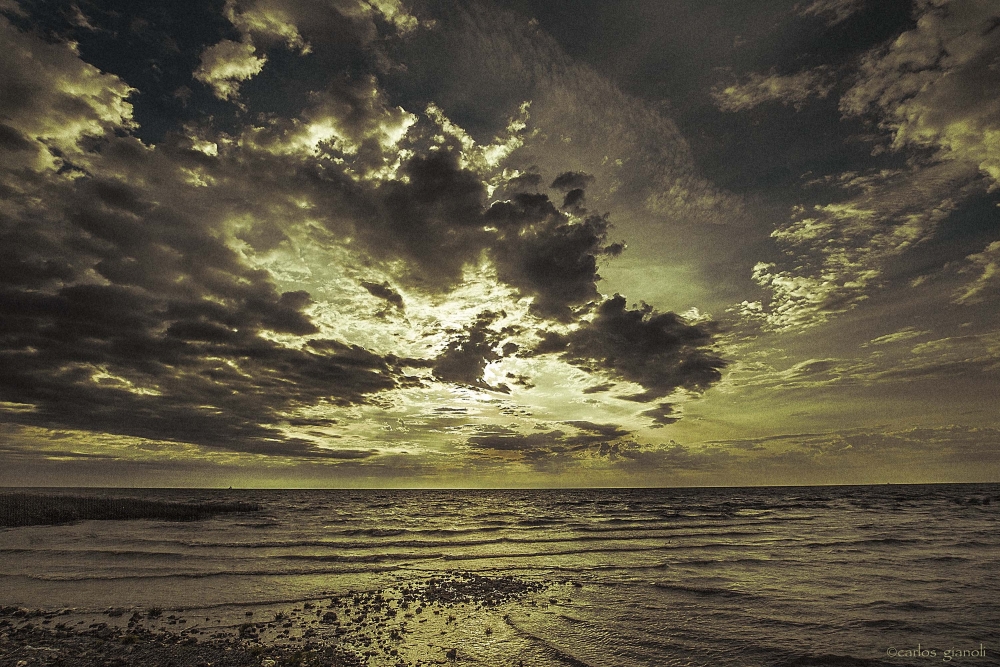 "Nubes, sol y rio." de Carlos Gianoli