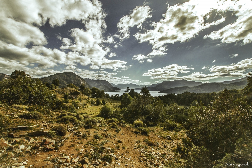 "San Martin de los Andes (al fondo el lago Lacar)" de Carlos Gianoli