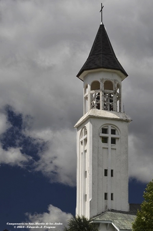 "Campanario en San Martin de los Andes" de Eduardo A. Fraguas