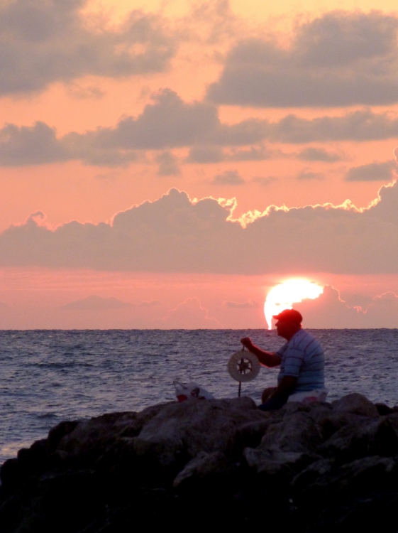 "pescando al atardecer" de Carlos Alborc