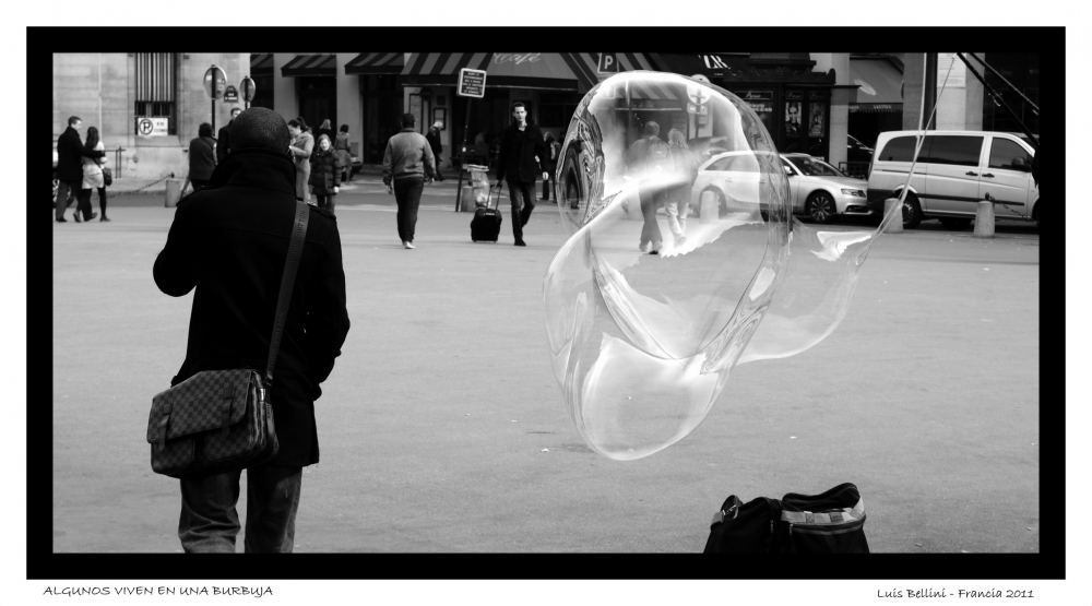 "Algunos Viven en una Burbuja" de Luis Alberto Bellini