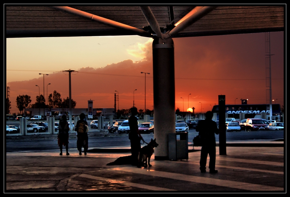 "Atardecer y espera en la terminal" de Jorge Muoz Graf