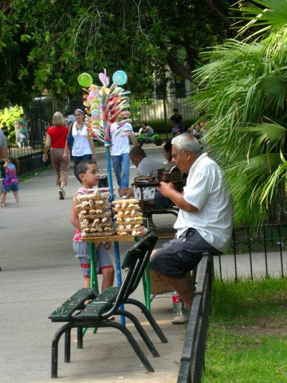 "En la plaza" de Roberto Bonaventura