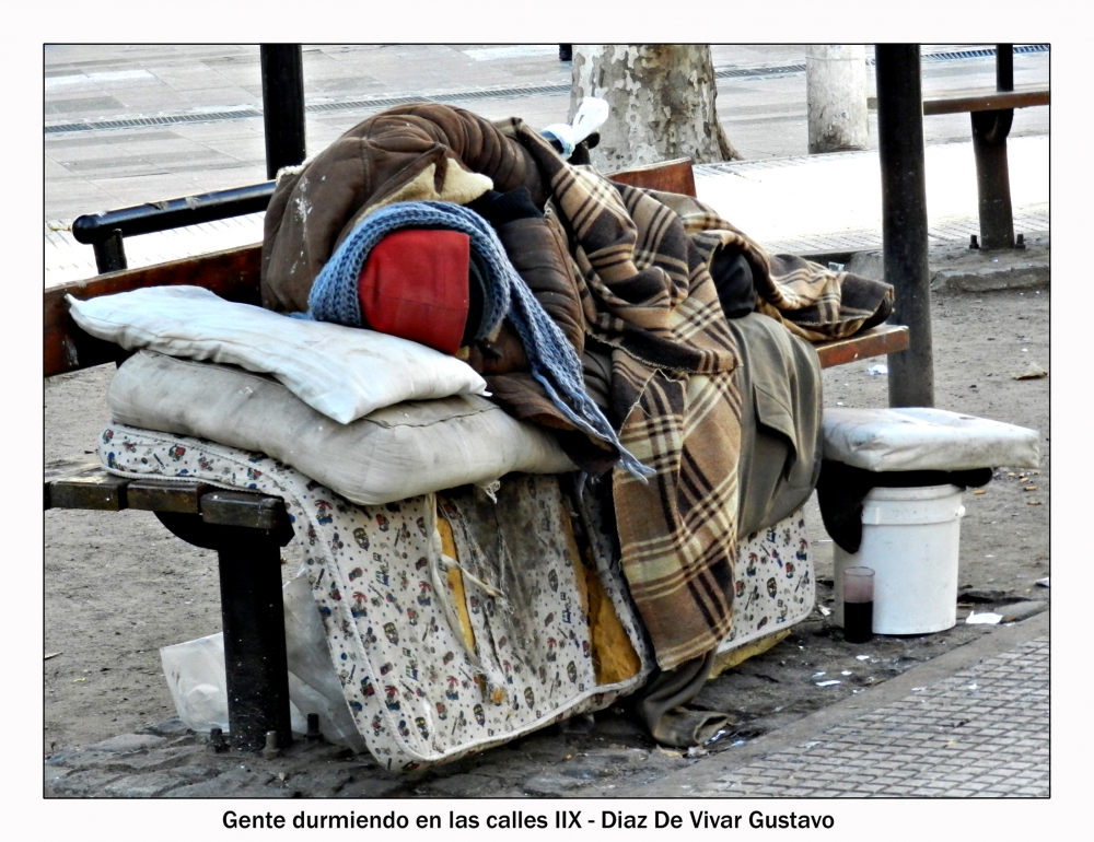 "Gente durmiendo en las calles IIX - Diaz de vivar" de Gustavo Diaz de Vivar