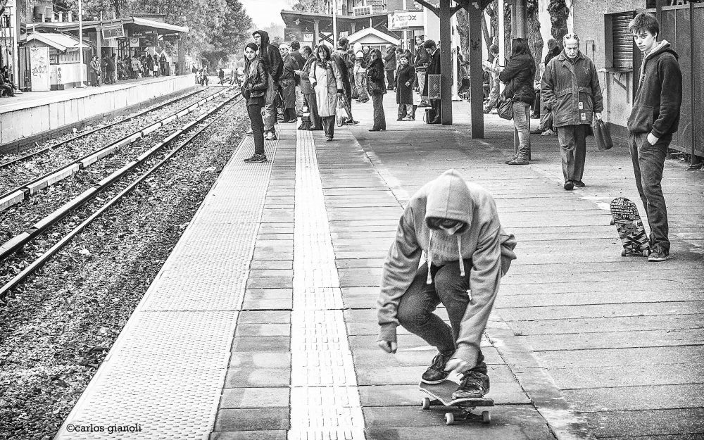 "Mientras llega el tren" de Carlos Gianoli