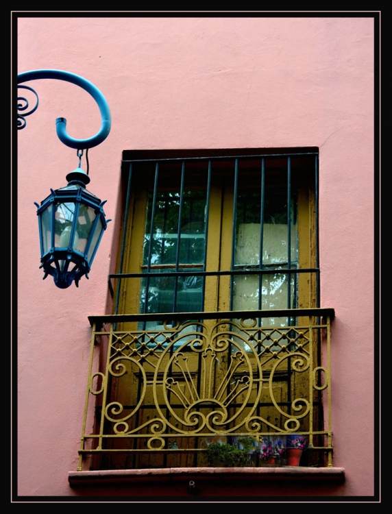 "El farol y su ventana ...." de Arturo H. Pea