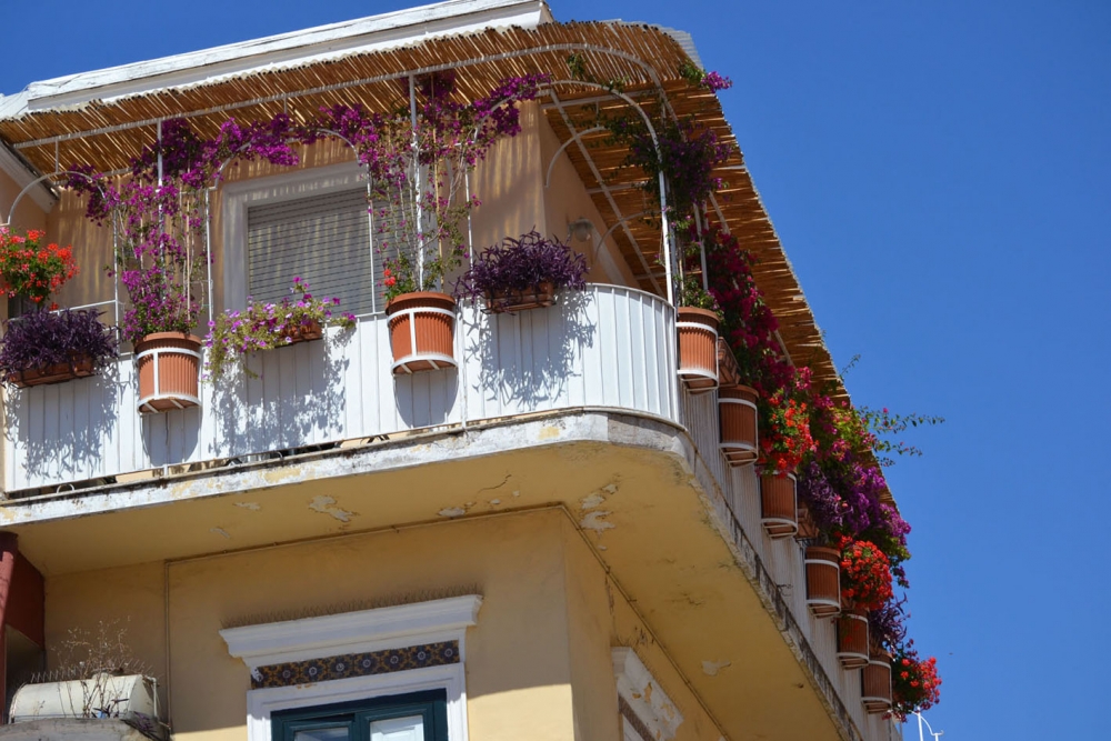 "Balcon florido en el mediterraneo" de Eduardo Jorge Pompei
