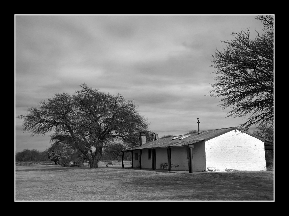 "la posada del oeste" de Jose Luis Anania