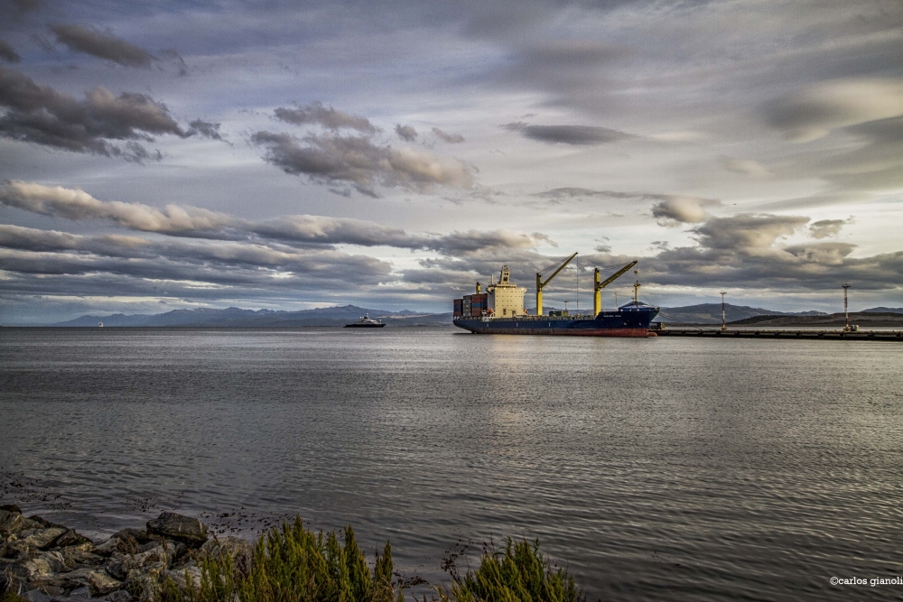 "Ushuaia, baha y barcos." de Carlos Gianoli