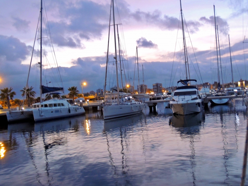 "Atardecer en el puerto `" de Ricardo Lagrange